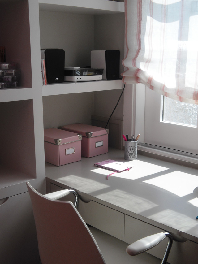 Dormitorio infantil color rosa y piedra, escritorio, ventana