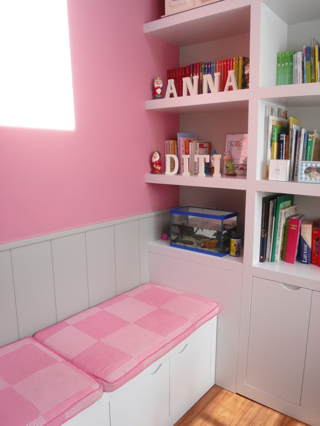 Dormitorio infantil color rosa y piedra, librería, arcon