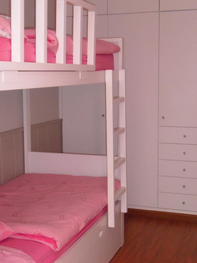 Dormitorio infantil color rosa y piedra, litera, armario
